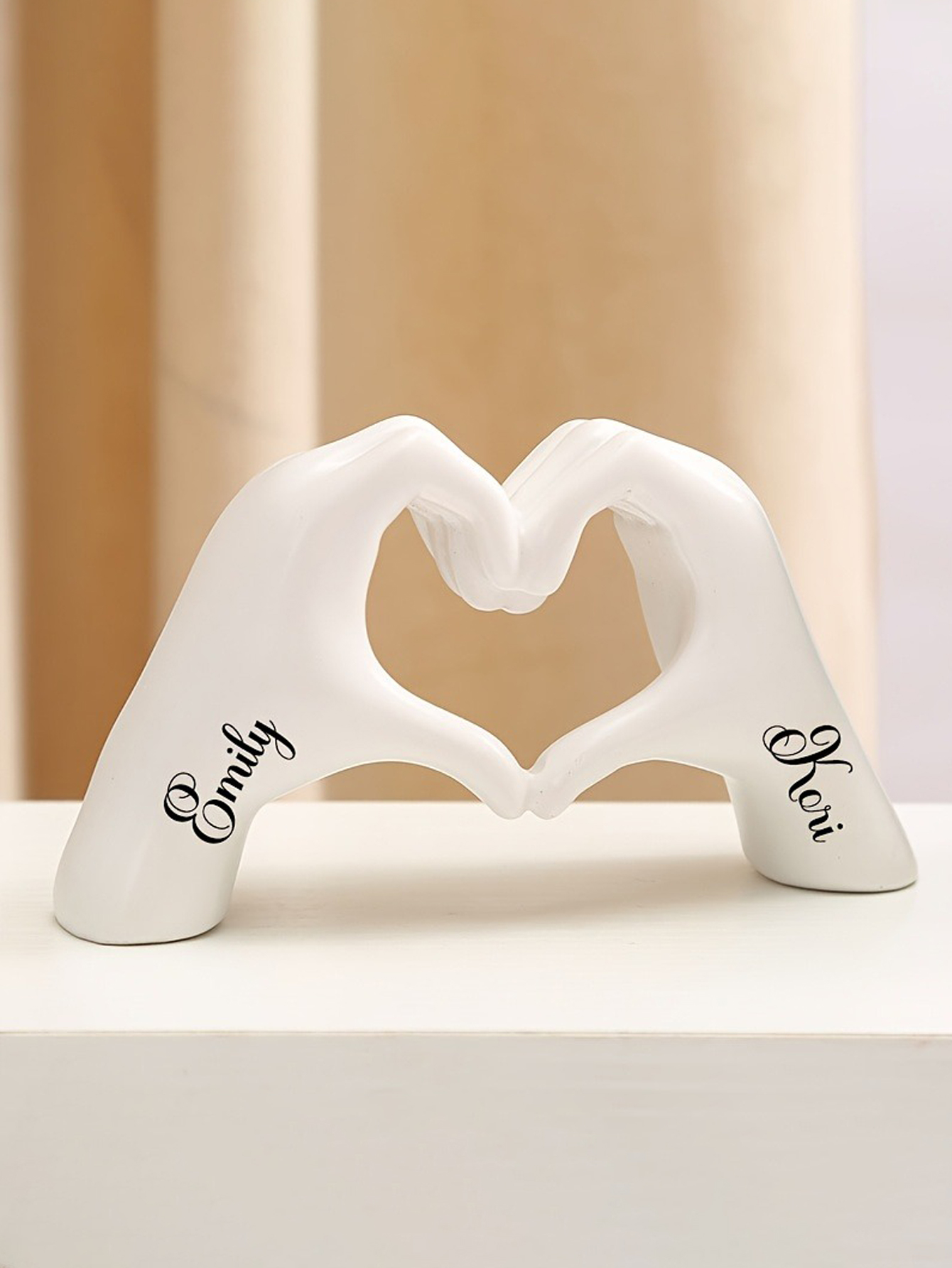Customizable Resin Home Decor with Personalized Text Heart-Shaped Hand Gesture Statue for Desktop Display